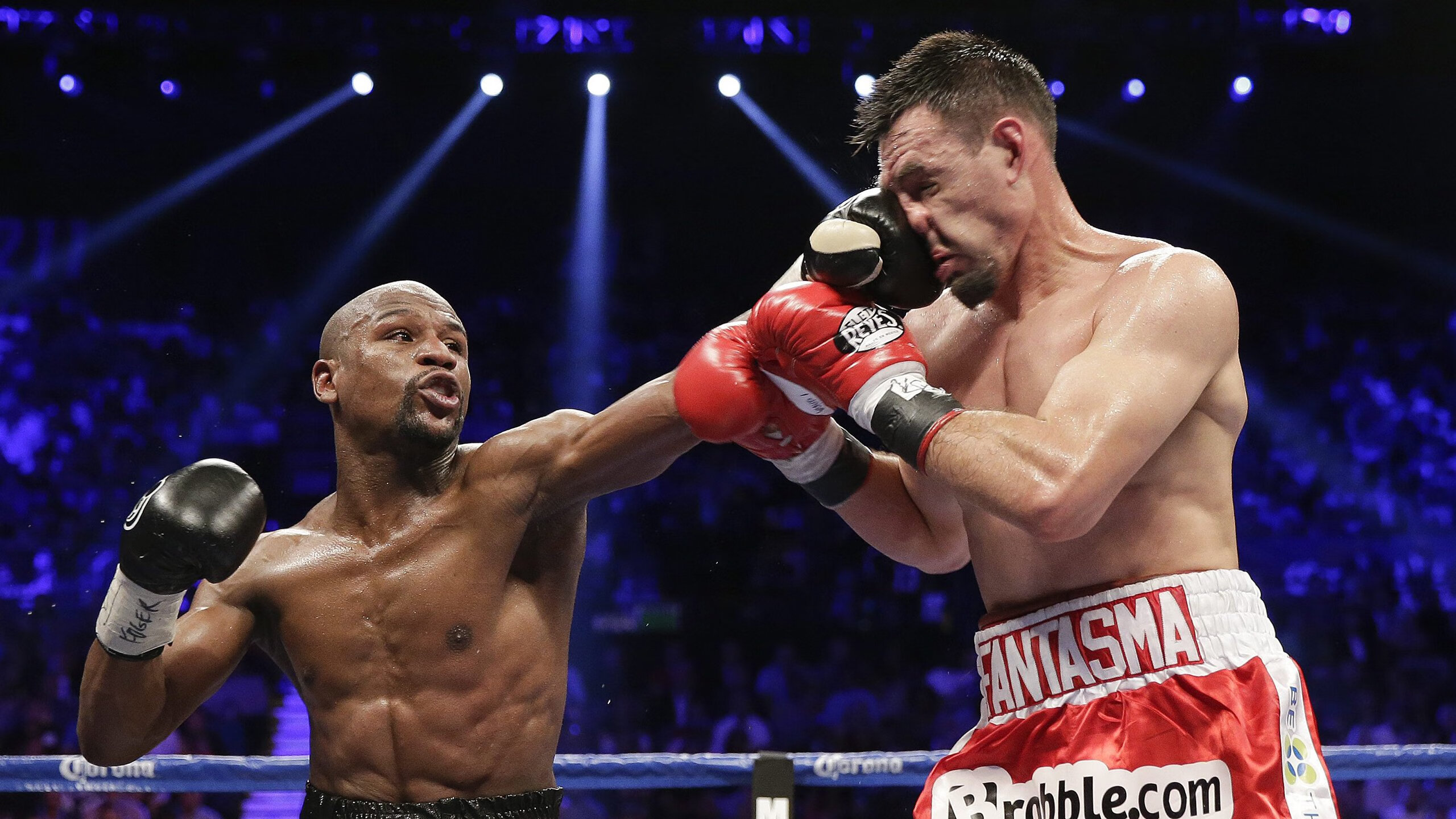 拜仁连续逼抢打乱对手出球节奏，拜仁进攻战术