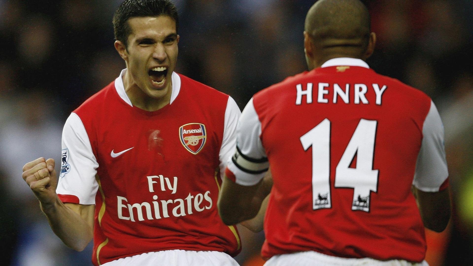 拜仁连续逼抢打乱对手出球节奏，拜仁进攻战术